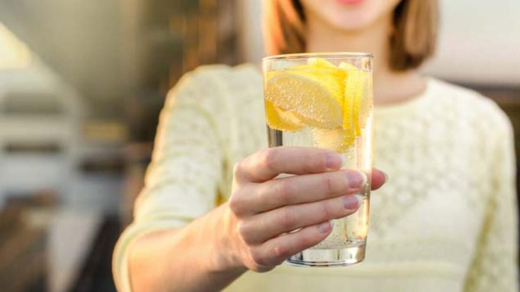 Limonlu su içmek kilo verdirir mi? Limonlu su içmenin faydaları nelerdir?