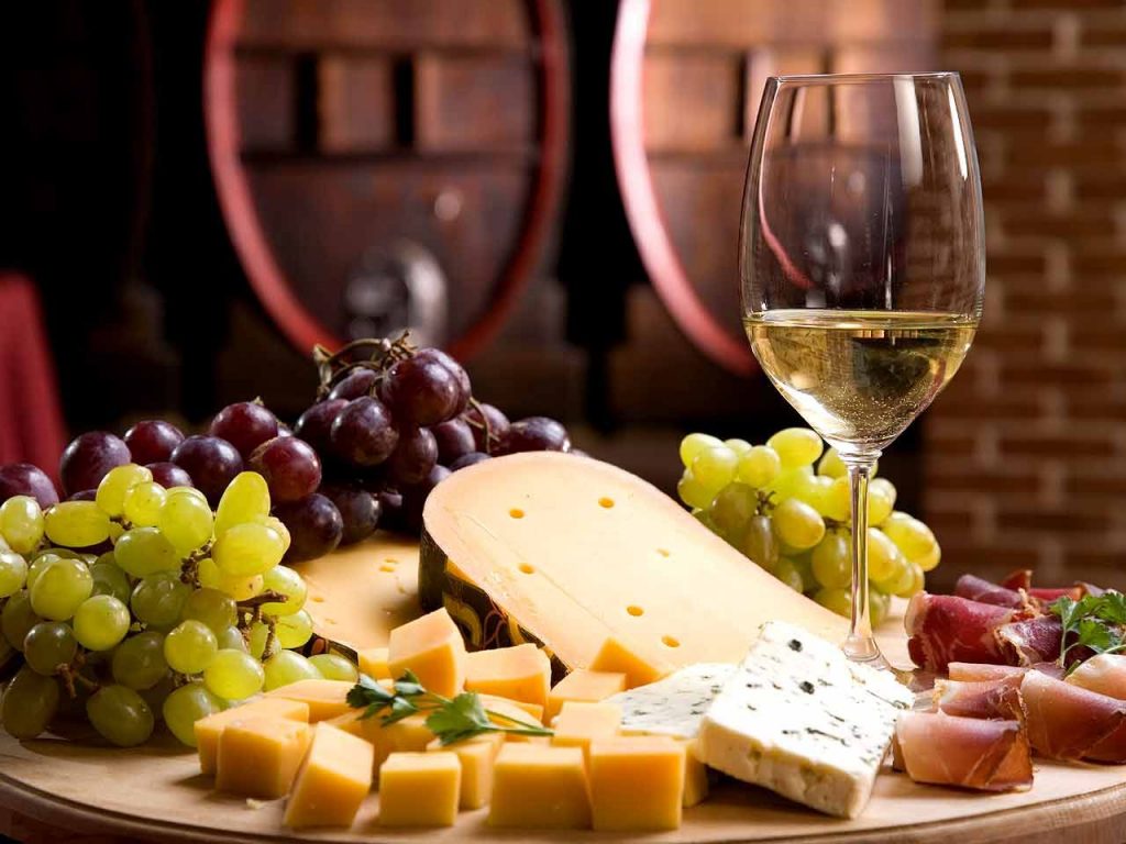 Şarabın yanında ne yenir? Hangi şarap hangi peynirle gider? En iyi şarap tabağı sunum önerileri
