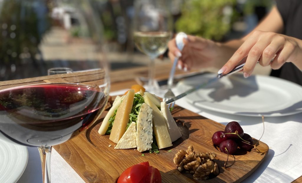 Şarabın yanında ne yenir? Hangi şarap hangi peynirle gider? En iyi şarap tabağı sunum önerileri