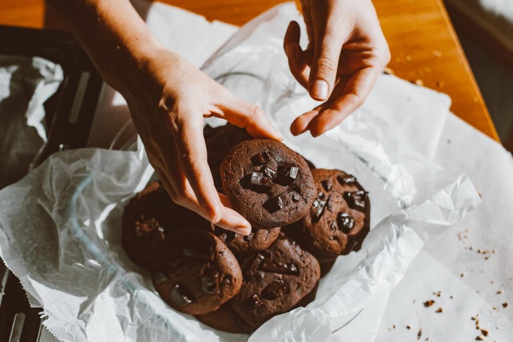 Bu browni kurabiyeyle hem görümceniz hem de kaynananız çatır çatır çatlayacak! Kaynananız gelse böyle güzel kurabiye yapamaz!