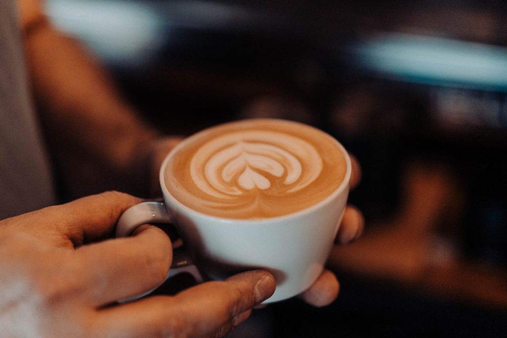 Caffe latte meğer böyle yapılıyormuş! Eğer böyle yaparsanız bir daha asla dışarda içmeyeceksiniz!