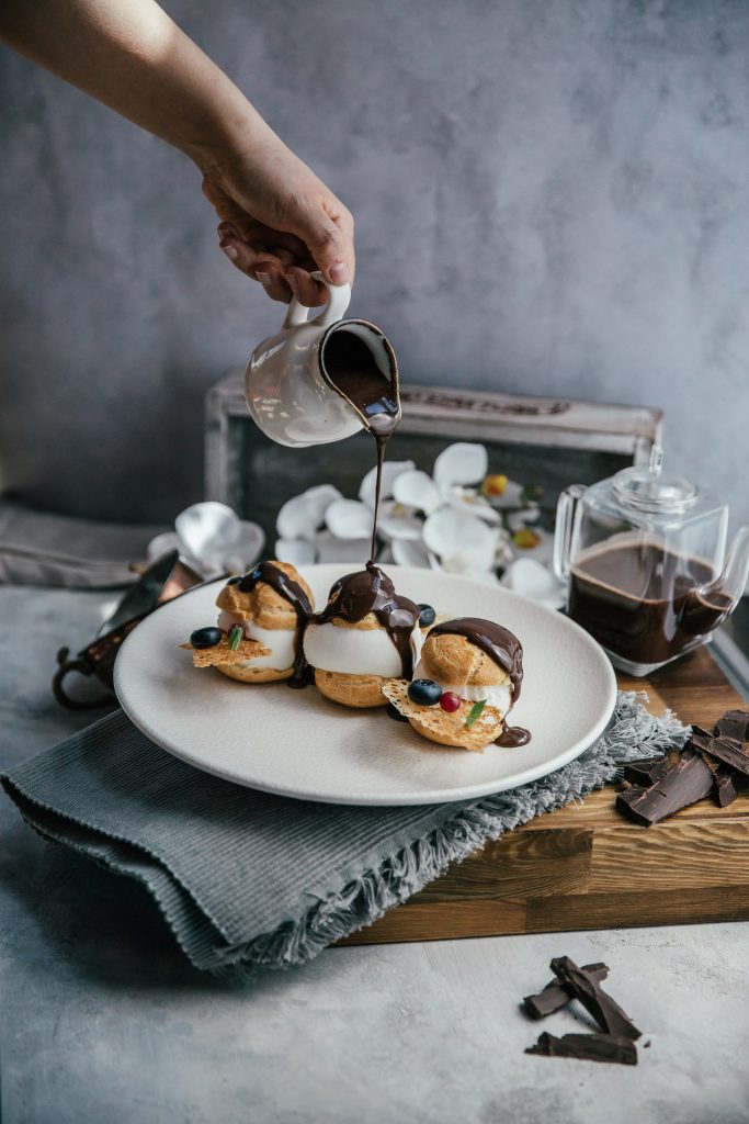 Saatlerce uğraşmadan tam bir tepsi profiterol! Yalancı profiterolü kimse gerçeğinden ayırt edemeyecek! İşte tabak sıyırtacak yalancı profiterol tarifi!
