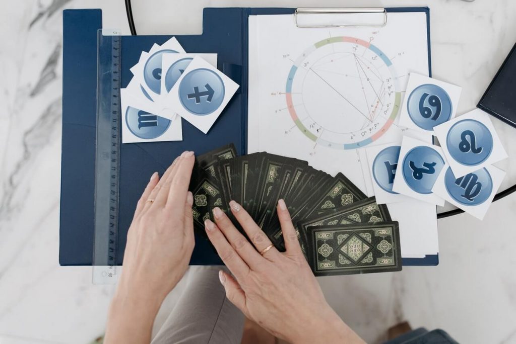 Astrologlar doğuştan zeki 5 burcu tek tek açıkladı! Bu burçlar resmen dahi!